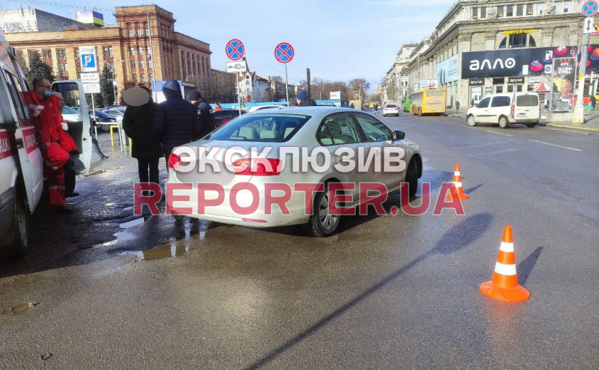 Новости Днепра про Выезжал с парковки: в центре Днепра Volkswagen наехал на прохожих и сбил итальянца