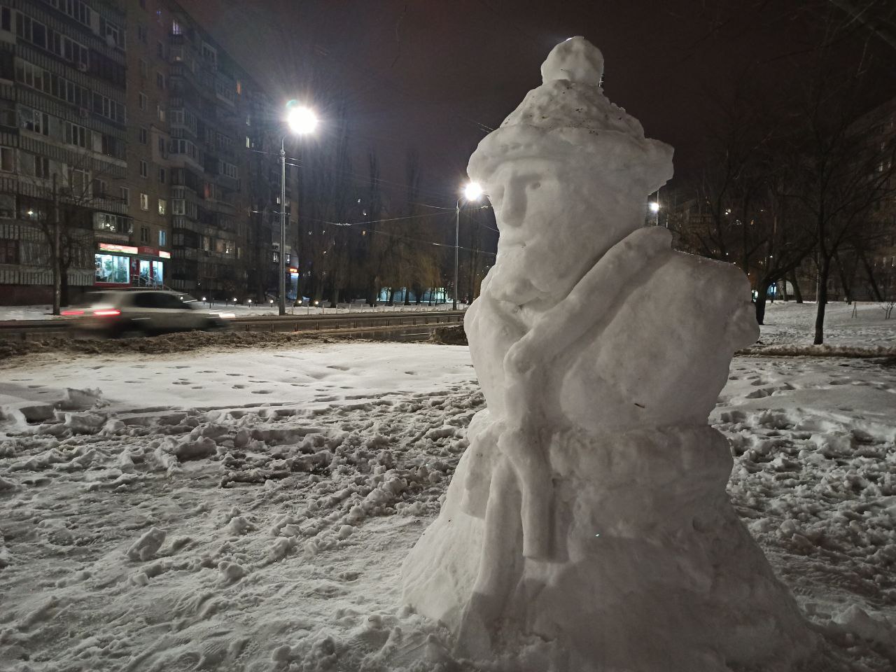 Новости Днепра про В Днепре на Победе-6 сделали огромного снежного Санту (ФОТО)