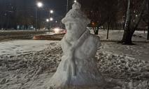 В Днепре на Победе-6 сделали огромного снежного Санту (ФОТО)