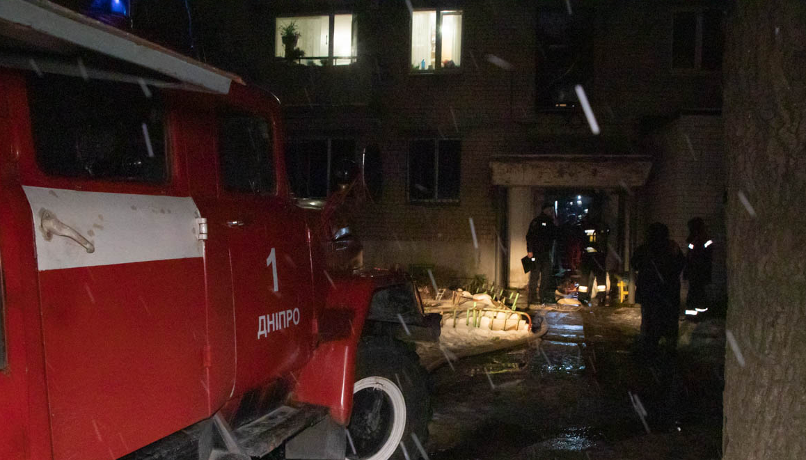 Новости Днепра про Эвакуировали весь подъезд: в Днепре на Писаржевского горела квартира