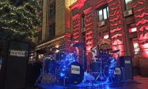 Санты-барабанщики: на Героев Майдана днепрян развлекал необычный оркестр
