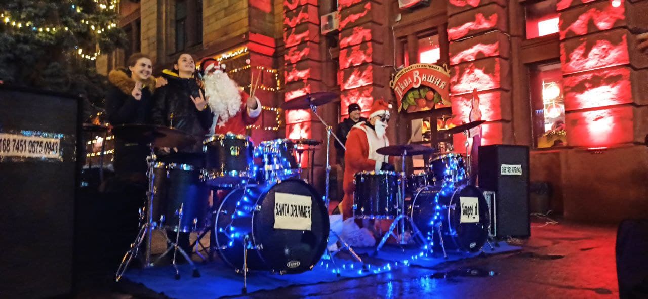 Новости Днепра про Санты-барабанщики: на Героев Майдана днепрян развлекал необычный оркестр