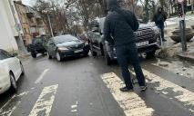 В Днепре на улице Староказацкой в ДТП попало авто семьи депутата Краснова