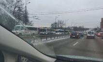 Стоят в ряд: на Слобожанском проспекте в Днепре остановились троллейбусы