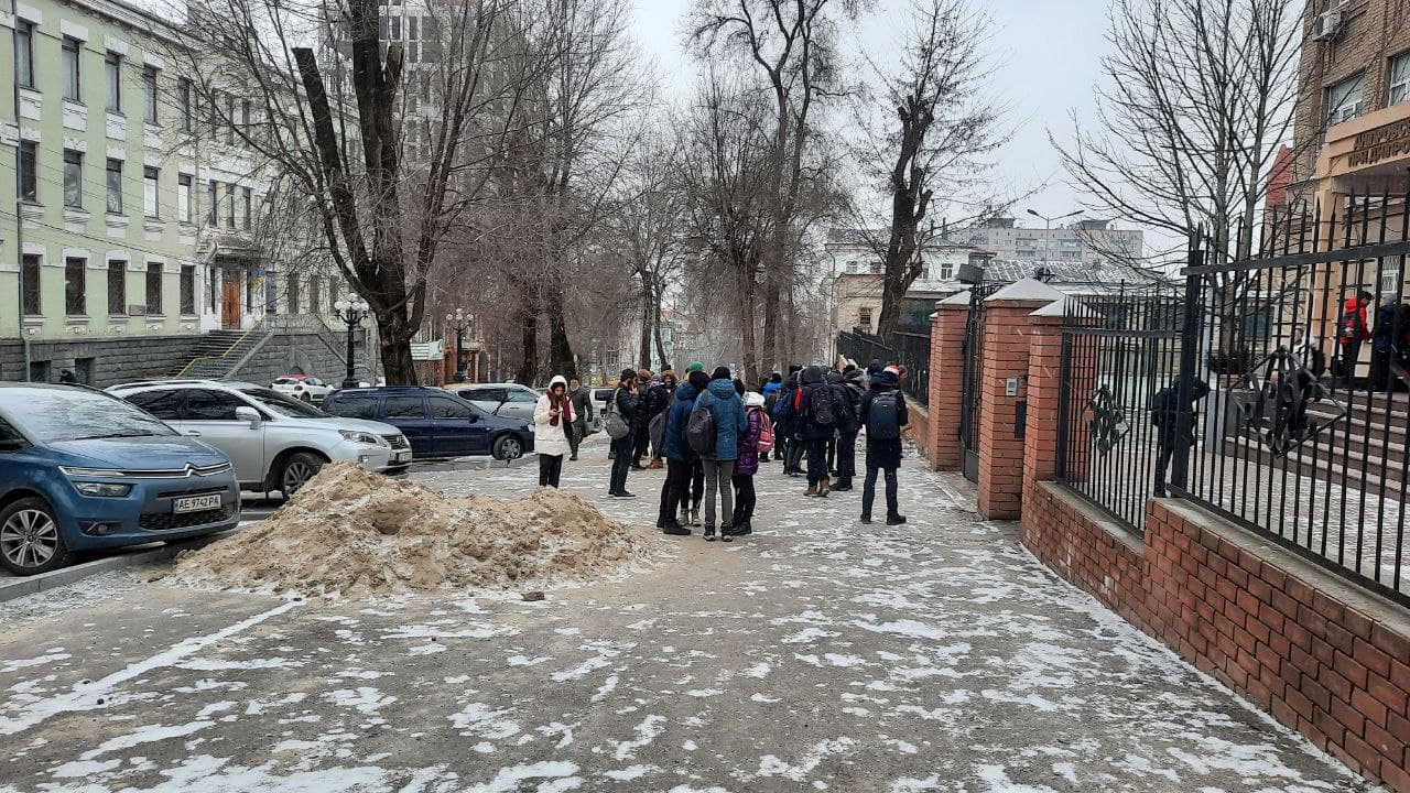 Новости Днепра про Десятки детей стоят перед школой: что происходит в «заминированном» ЛИТе