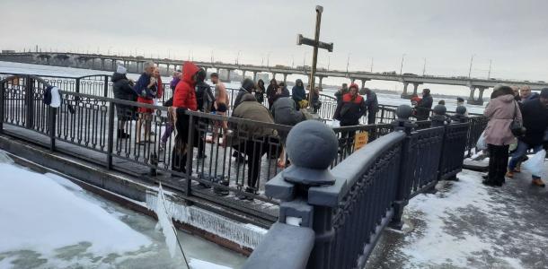 Нырнули десятки людей: как в Днепре празднуют крещение на Сичеславской Набережной (ФОТО)