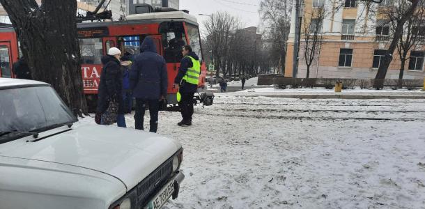 В Днепре на Яворницкого трамвай сбил женщину: пострадавшую госпитализировали