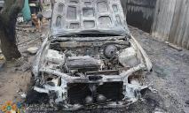 Пытался погасить огонь: в Днепре мужчина получил ожоги, когда тушил авто