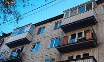 Пыталась перелезть в соседнюю квартиру: в Днепре старушка выпала с балкона