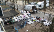 Десятки пакетов: в Днепре пенсионерка перевезла с собой в квартиру спрессованный мусор