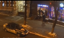 В центре Днепра мужчину вытянули за ноги из кафе за попытку ограбления