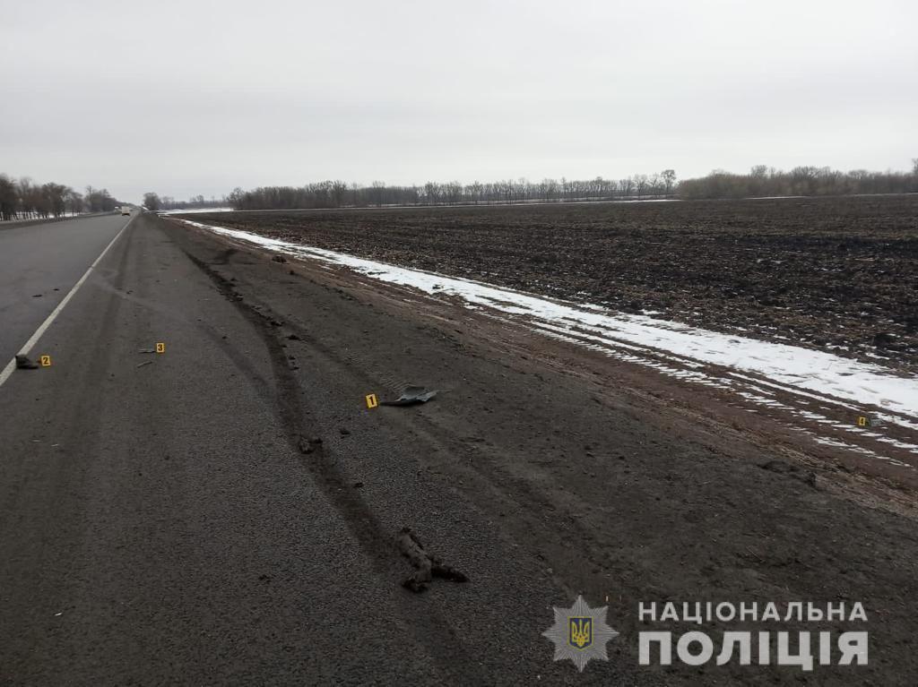 Новости Днепра про На Днепропетровщине на трассе нашли тело мужчины после ДТП: ищут сбежавшего водителя