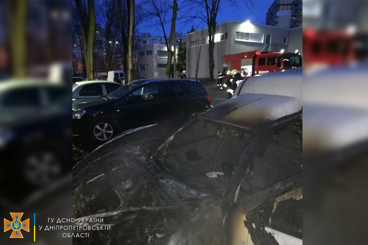 Новости Днепра про В Днепре на временной стоянке на жилмассиве Тополь сгорело три машины