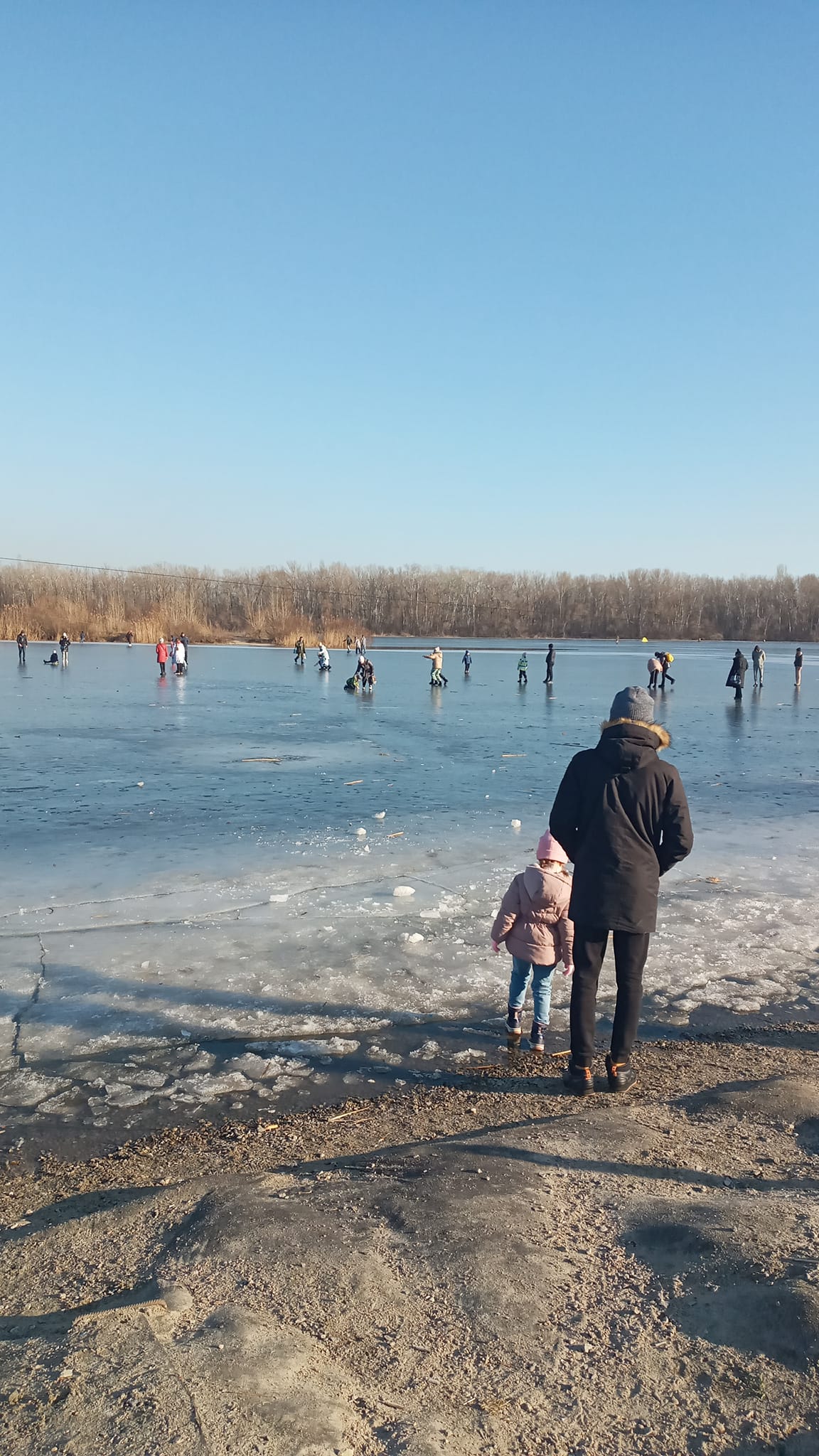 Новости Днепра про Не думают о последствиях: в Днепре родители с детьми гуляют по тонкому льду