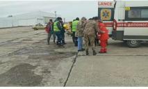 В Днепр на вертолете доставили раненого бойца из зоны ООС