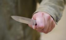 Бил табуреткой и резал кухонным ножом: на Днепропетровщине мужчина поиздевался над соседкой