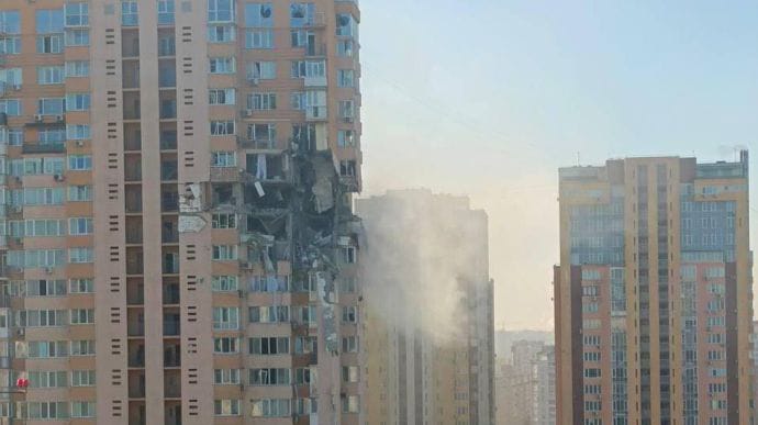 Новости Днепра про В Киеве российская ракета попала в жилой дом: фото и видео