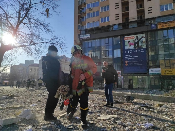 Новости Днепра про В Киеве российская ракета попала в жилой дом: фото и видео