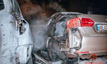 Огонь уничтожает автомобили: в Днепре на проспекте Хмельницкого сгорели легковушки
