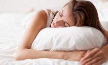 Почему не стоит спать на животе: причины