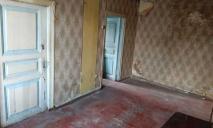Вид на Днепр и ковры вместо обоев: как выглядит смарт-квартира за 420 тыс грн на продажу в Днепре (ФОТО)