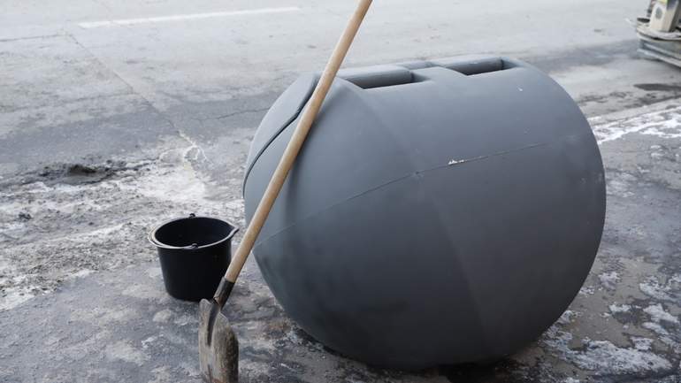 Покалеченная ракушка: в Днепре поломали контейнер для песка