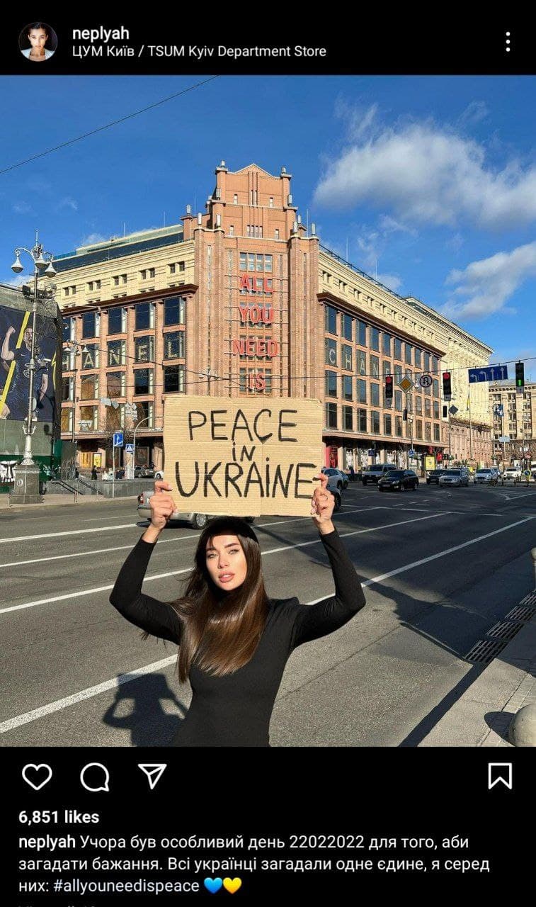 Новости Днепра про Мисс Вселенная из Днепра вышла на улицу с плакатом и высказалась за мир в Украине 