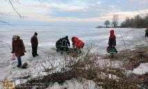 На Днепре мужчины провалились под лед: один в больнице, второй пропал без вести