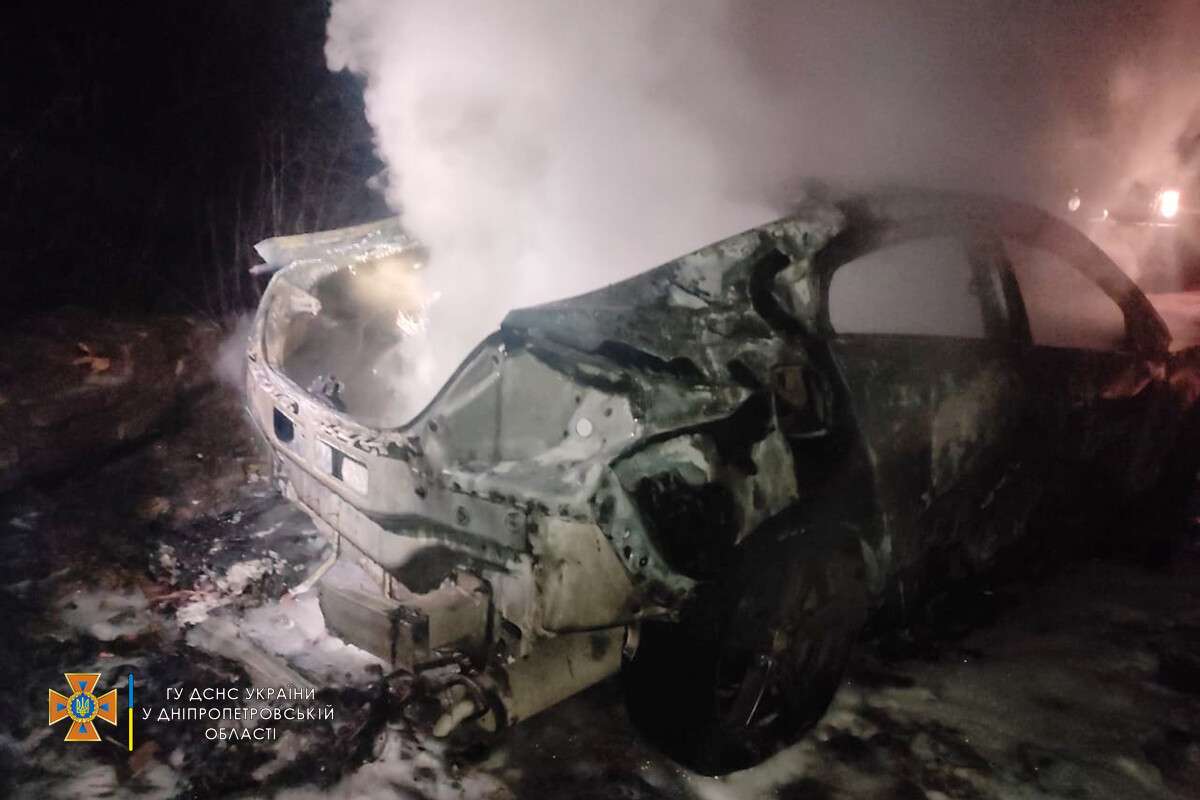 Новости Днепра про Сгорели дотла: под Днепром огонь уничтожил два авто (ФОТО)