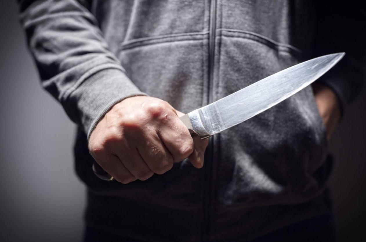 Новости Днепра про Пострадавшего госпитализировали: в Днепре бездомный напал с ножом на двух мужчин
