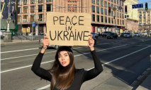 Мисс Вселенная из Днепра вышла на улицу с плакатом и высказалась за мир в Украине 