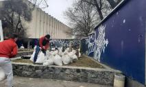 Поможет от обстрелов: в центре Днепра статуи половецких баб укрепили мешками