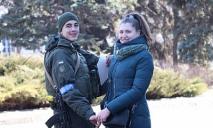 Нацгвардеец и его девушка в Кривом Роге поженились в условиях военного времени