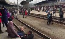 Невиданный ажиотаж: в Днепре запустили эвакуационные поезда