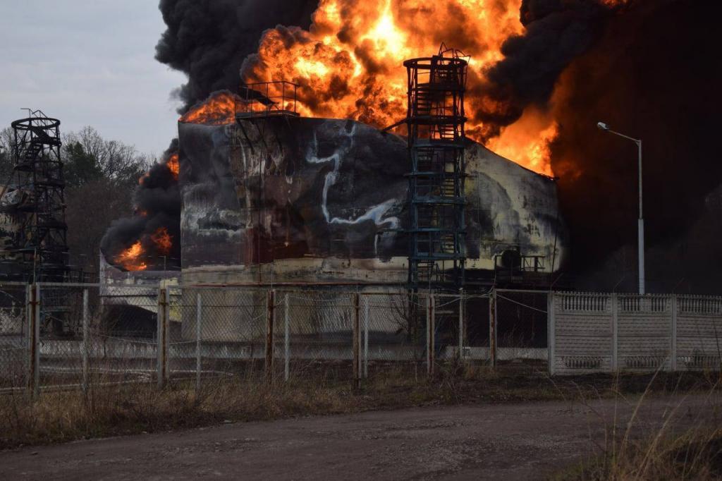 Новости Днепра про На нефтебазе Ровенщины второй день гасят пожар после ракетного удара