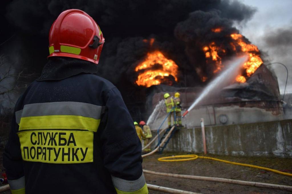 Новости Днепра про На нефтебазе Ровенщины второй день гасят пожар после ракетного удара