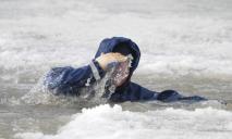 В Днепре мужчина решил пройтись по льду и утонул