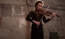 Жительница Харькова играет на скрипке в бомбоубежище и не собирается покидать город (ВИДЕО)