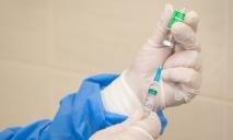 Каждый день на Днепропетровщине вакцинируют от коронавируса почти 2 тыс человек