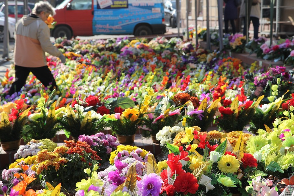 Новости Днепра про Искусственные цветы: в Днепре проводятся рейды по незаконной уличной торговле