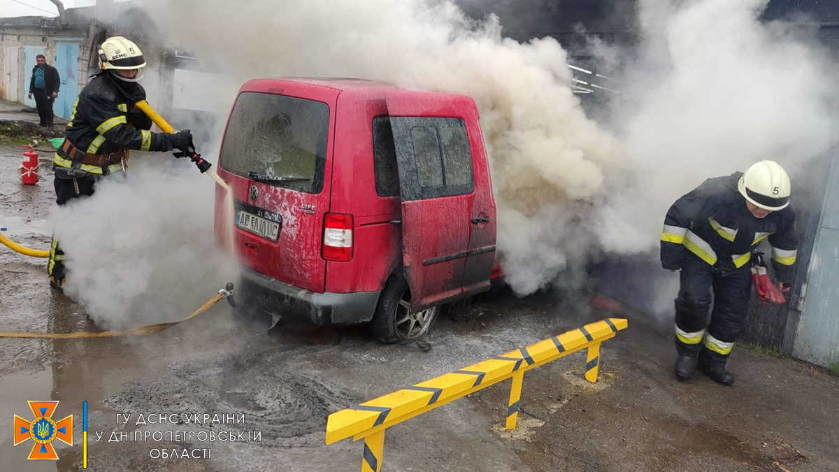 Новости Днепра про Огонь повредил салон, кузов и багажное отделение: в Днепре горел Volkswagen