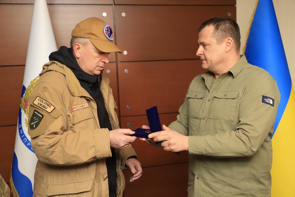 Новости Днепра про Норвезький волонтер, який вже 8 років допомагає українським бійцям, отримав від мера Дніпра Філатова почесну нагороду