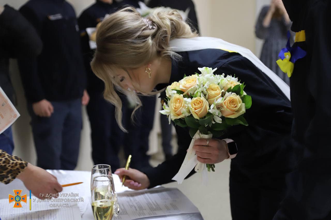 Новости Днепра про Жизнь продолжается: в Никополе поженились спасатели