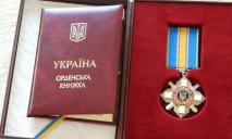 Президент наградил орденами спасателей, попавших под обстрел в днепровском аэропорту