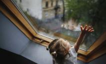 Пятилетняя девочка выпала из окна: трагедия на Днепропетровщине