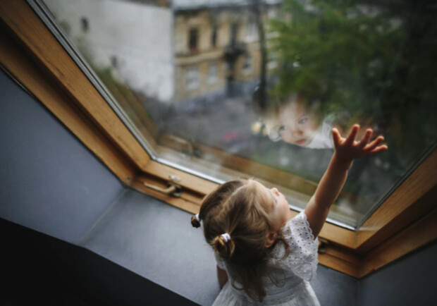 Новости Днепра про Пятилетняя девочка выпала из окна: трагедия на Днепропетровщине