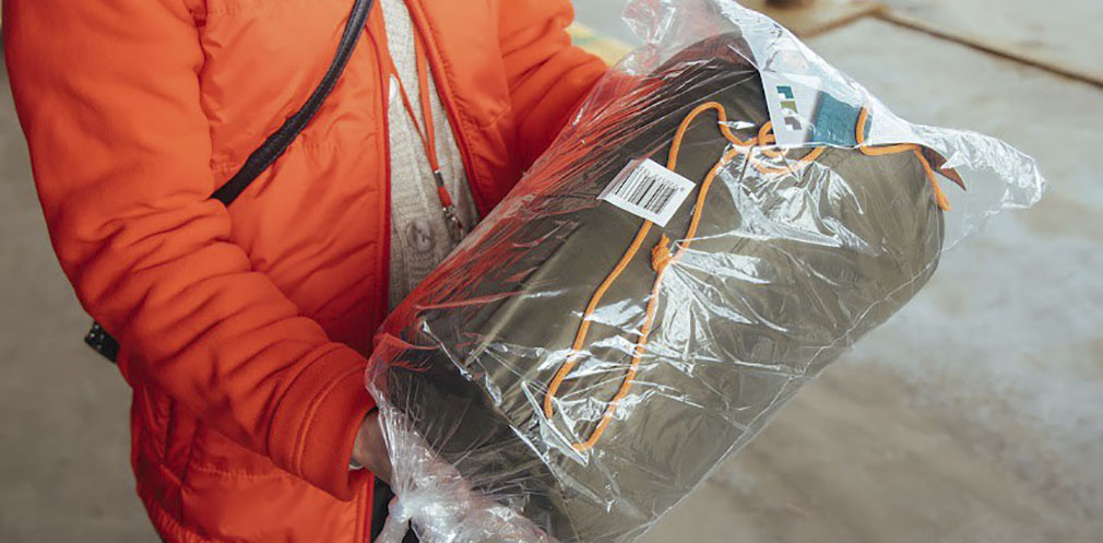 Новости Днепра про Спальные мешки, кофты, одеяла, подушки: вещи развезут в приюты для переселенцев в Днепре