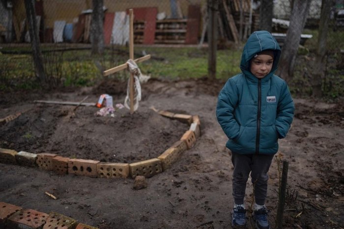 Новости Днепра про Фото мальчика возле могилы мамы в Буче облетело весь мир: что известно о его семье