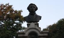 Мэр Днепра отреагировал на разрисованный памятник Пушкину