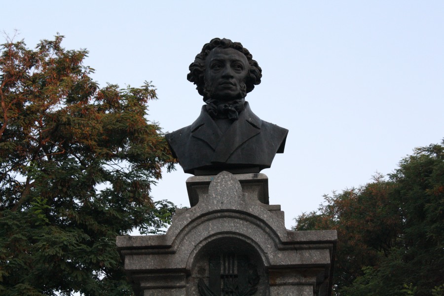 Новости Днепра про Мэр Днепра отреагировал на разрисованный памятник Пушкину